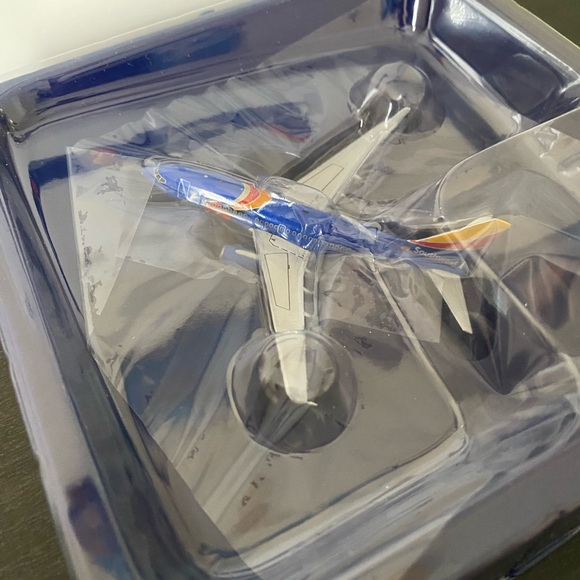 Gemini Jets 1:400 Southwest B737-700 Triple Crown Livery - Picture 4 of 4